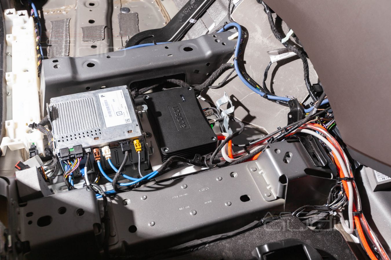 Установка процессорного усилителя Helix в новый Range Rover Sport