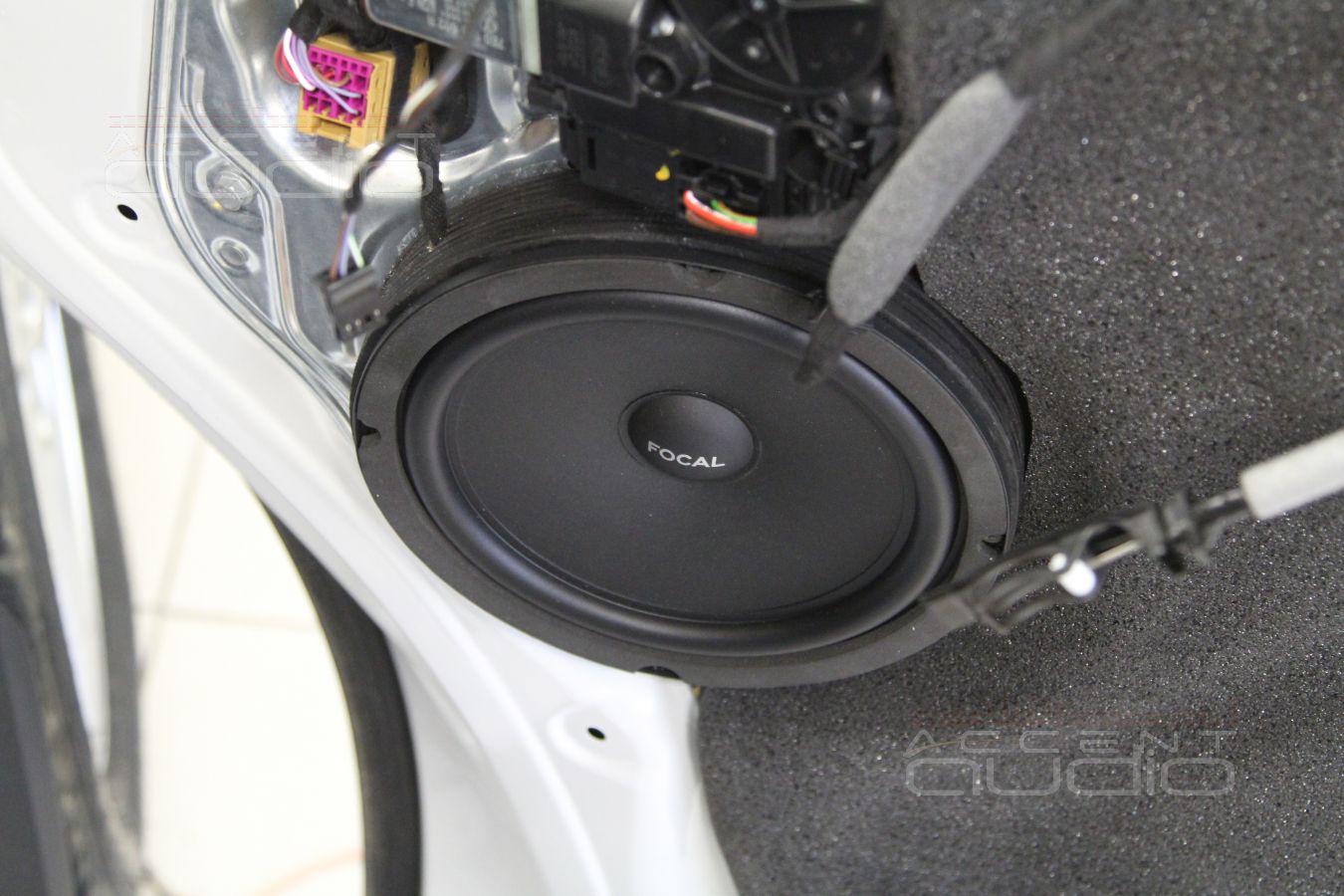 Установка фронтальной акустики FOCAL Integration ISU200 