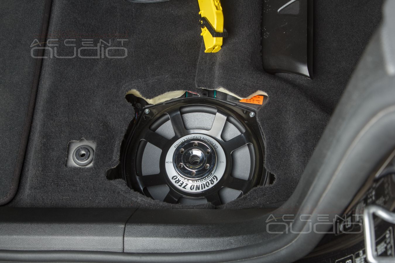 Штатный монтаж внутрипольных вуферов GroundZero