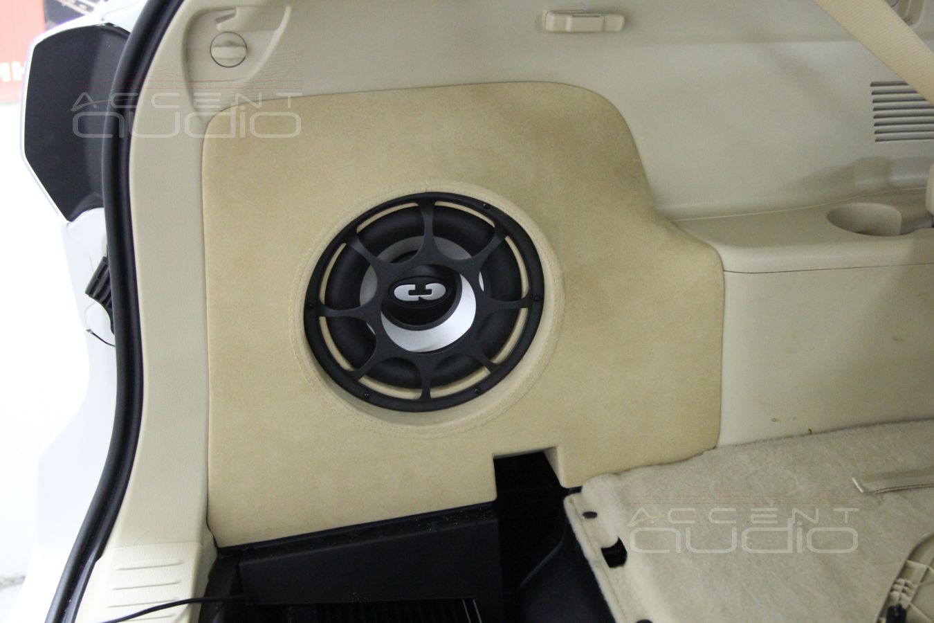 Встроенный сабвуфер и пятиканальный усилитель