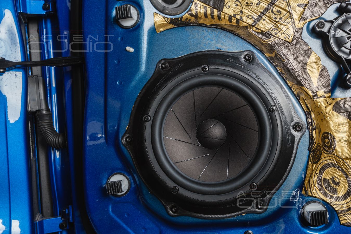 Аудиоподготовка дверей Porsche Macan и установка мидбасов ScanSpeak