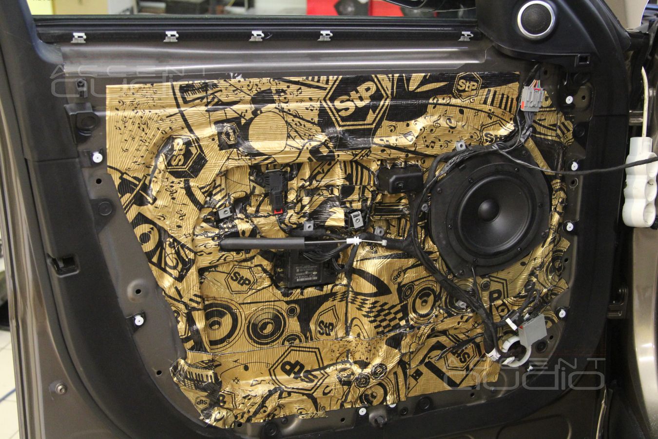 Аудиоподготовка дверей и установка мидбасовых динамиков Scan Speak 18W/4434G00