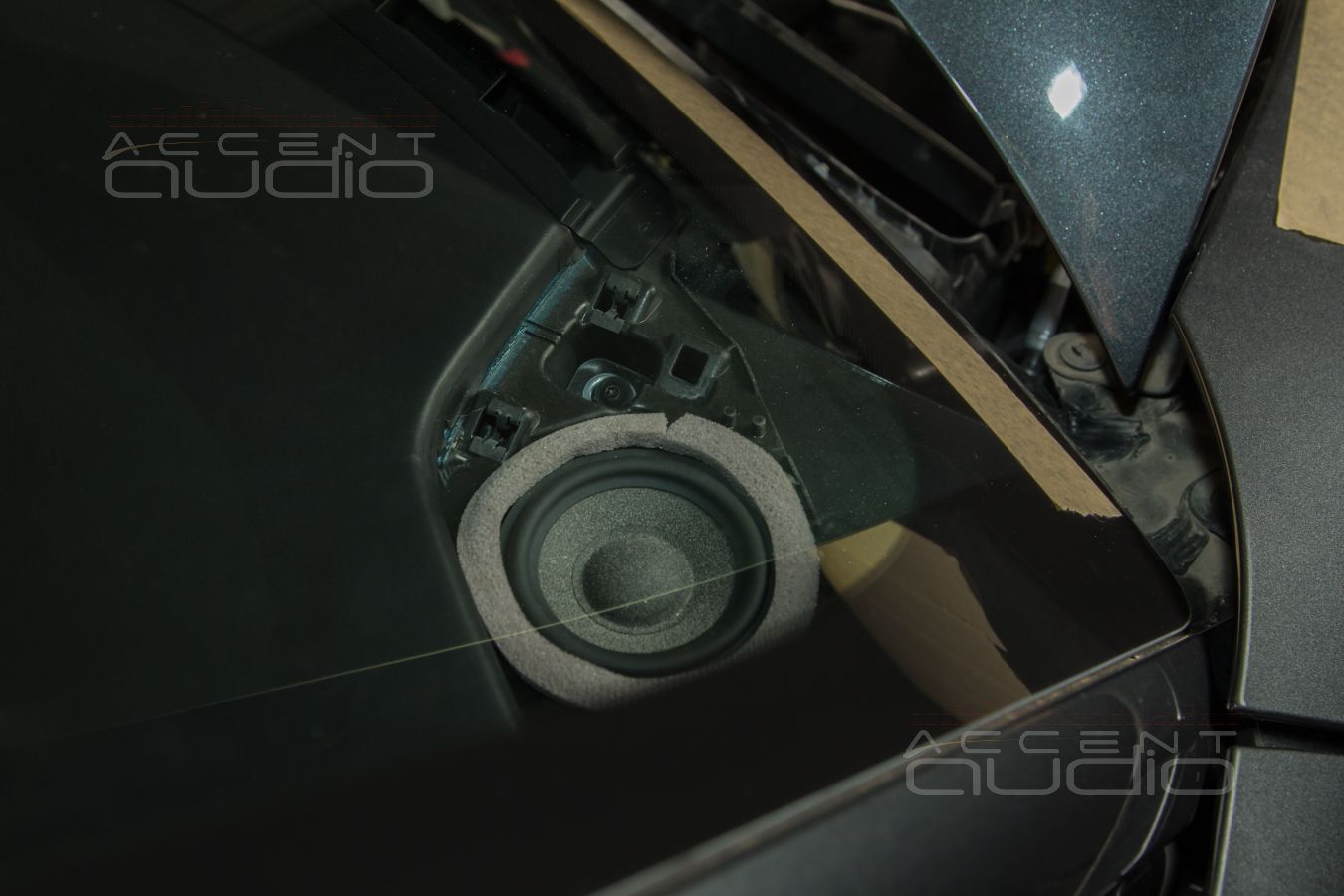 Полная средняя полоса для слушателя: установка среднечастотных Brax ML3 в Porsche Taycan