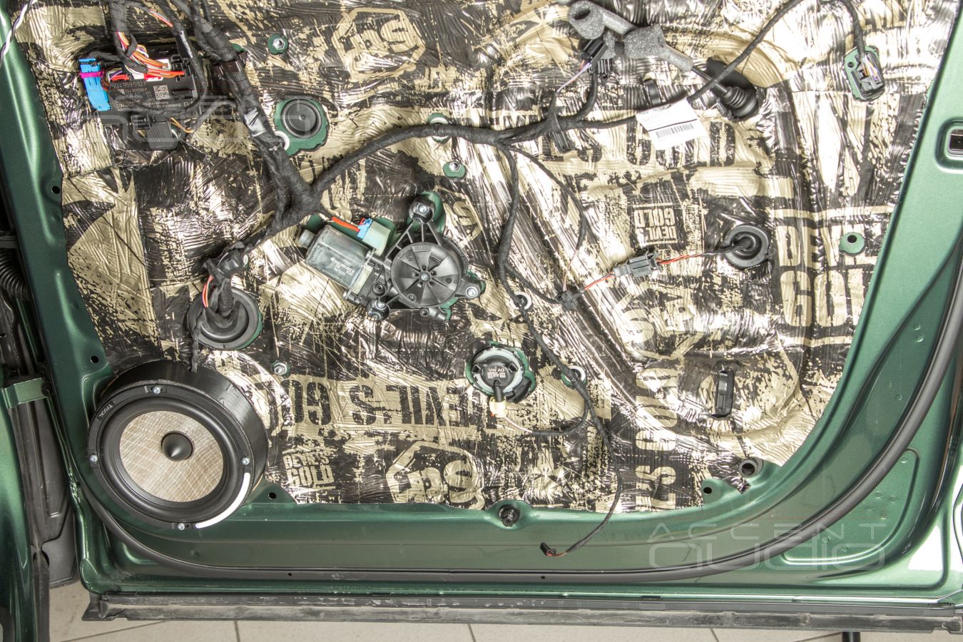 Обычная установка новых динамиков в двери Skoda Kodiaq – аудиоподготовка