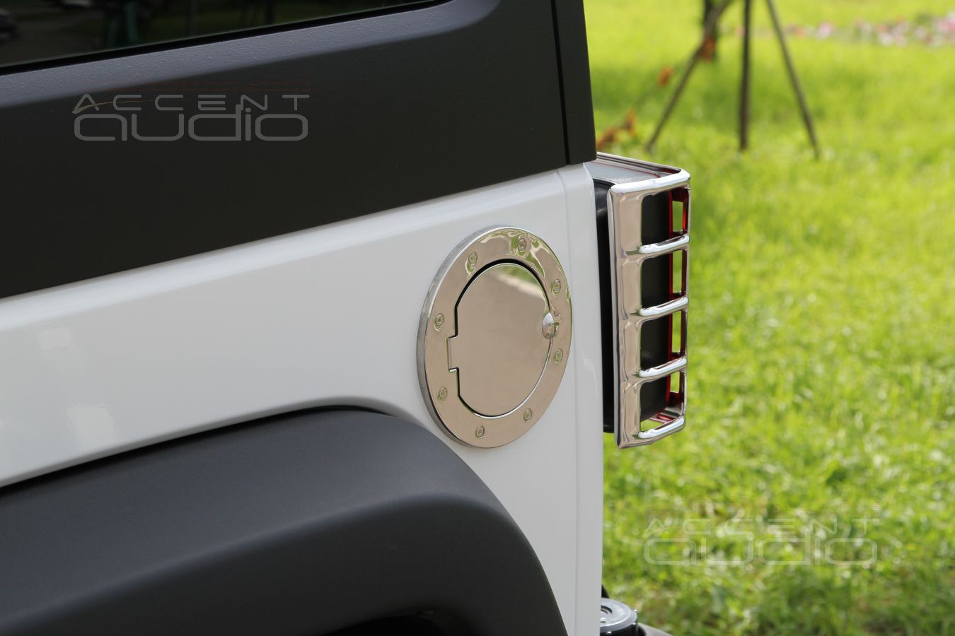 Лючок бензобака и дефлекторы окон