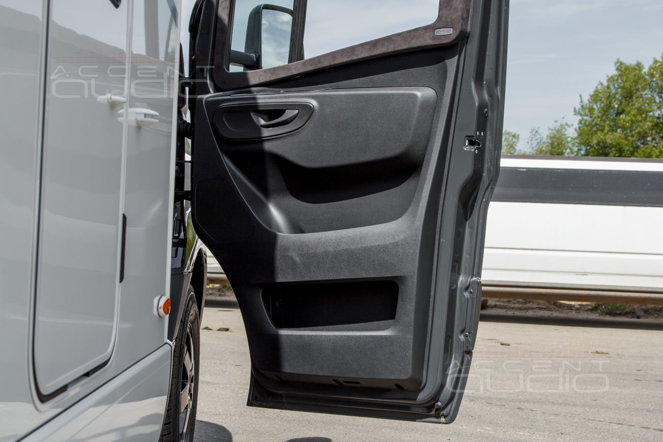 Жесткая аудиоподготовка дверей и установка мидбасовых динамиков SOAudio 165\38