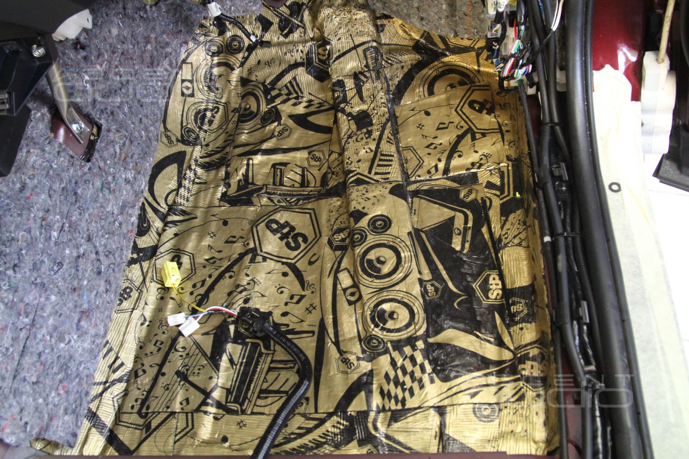 Скрытая установка усилителя Helix Psix и шумоизоляция Toyota Rav4