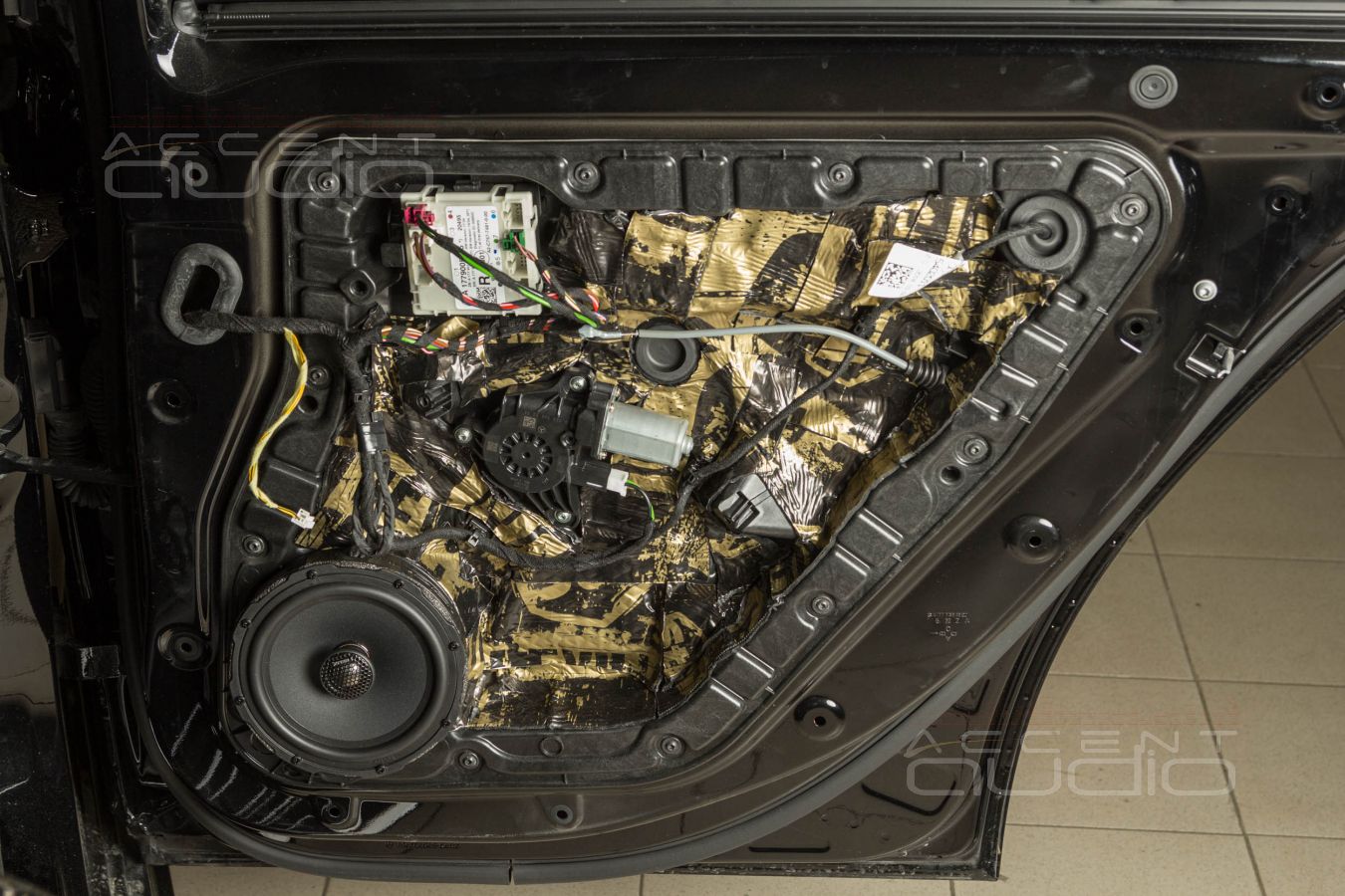 Тыловая акустика в Mercedes-Benz A 45 штатно – для плотной электроники и объема