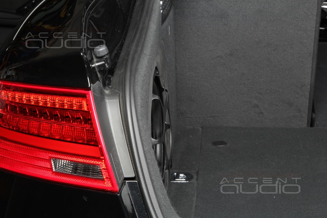 Просто сабвуфер в левом крыле Audi A5 S-Line