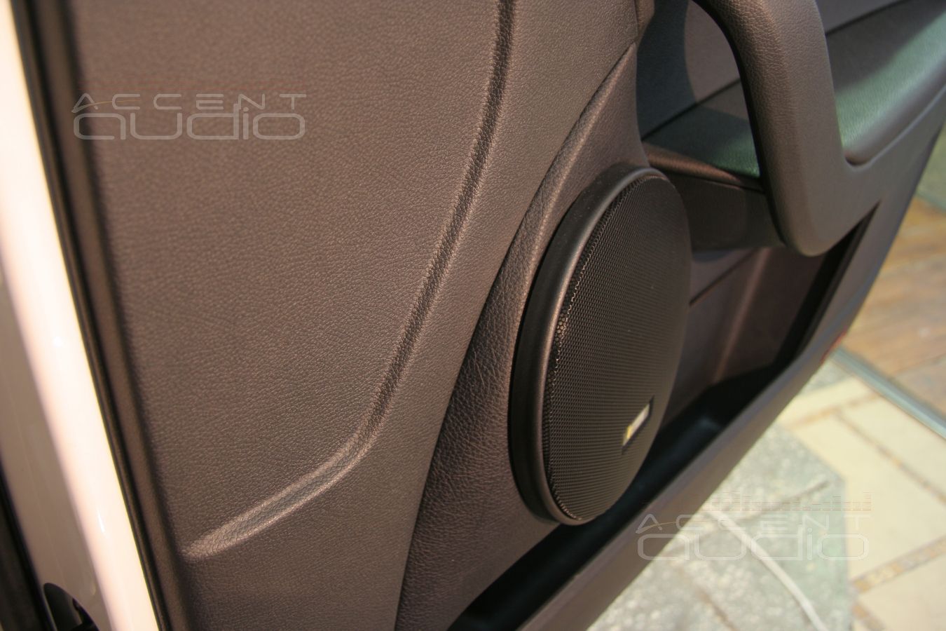 Установка мидбасов в Skoda Yeti 