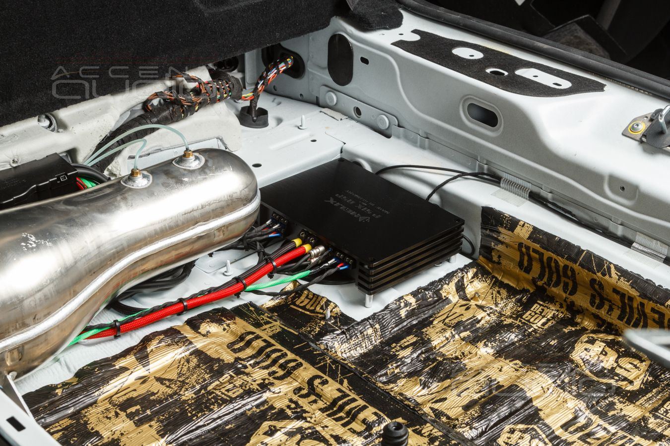 Скрытый, штатный монтаж усилителей Helix в Mercedes GLE