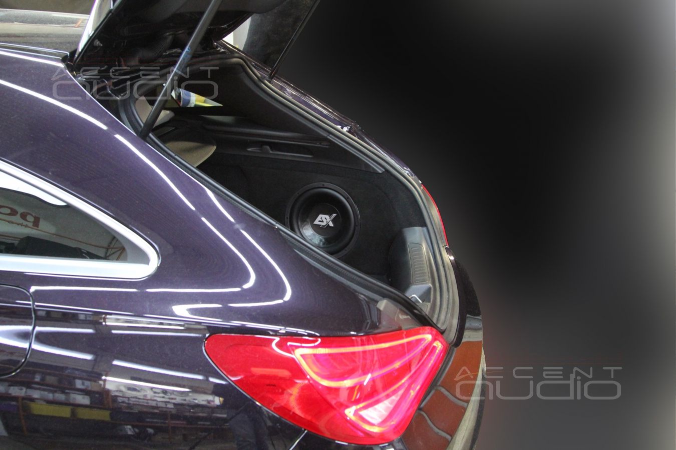 Сабвуфер, встроенный в крыло Mercedes CLA