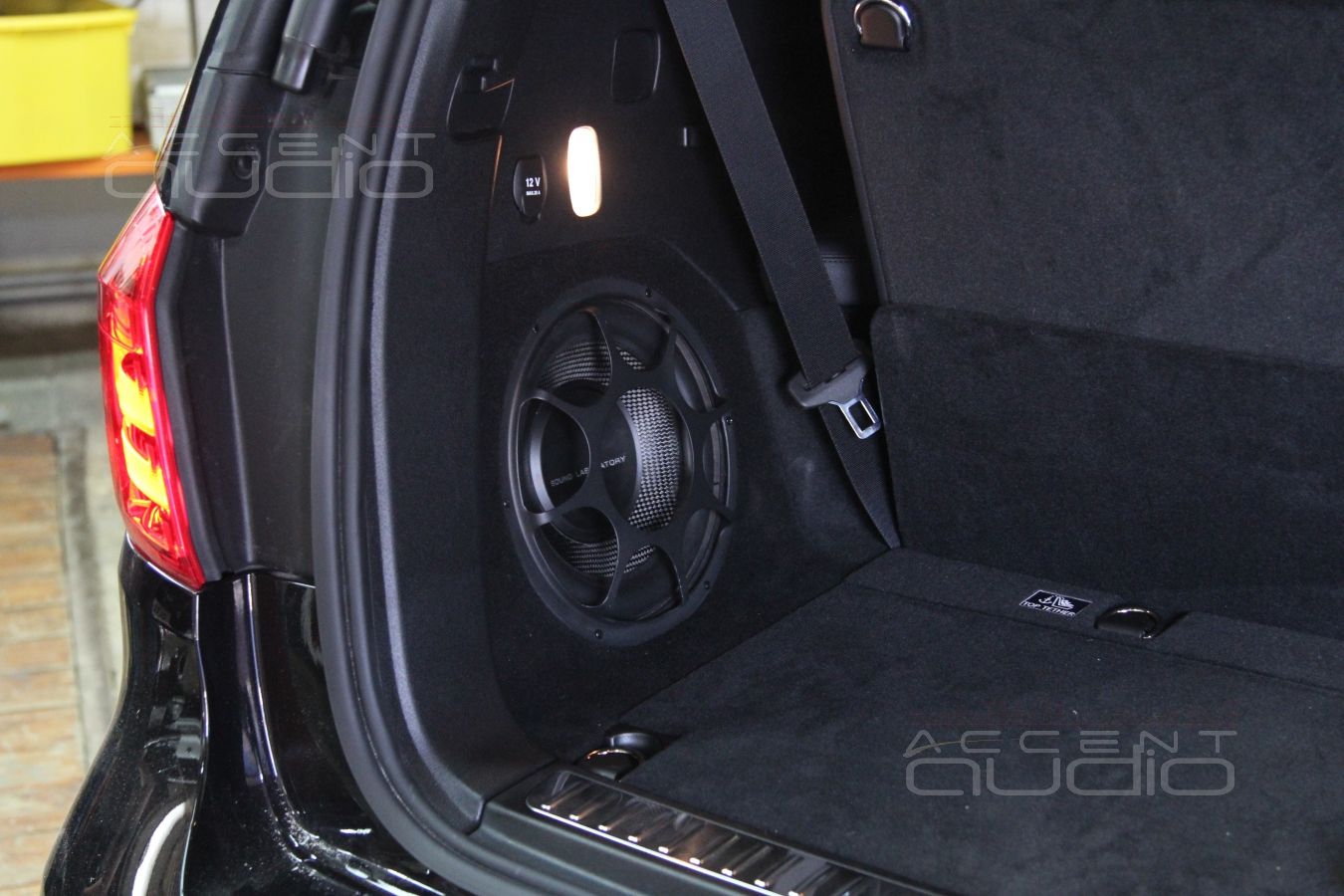 Встроенный сабвуфер в Mercedes GL 63 AMG