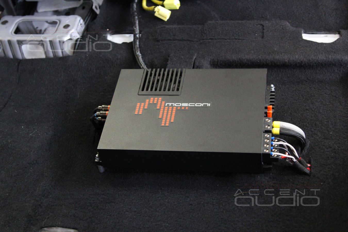 Установка усилителя Mosconi ONE 130.4 для Toyota Highlander