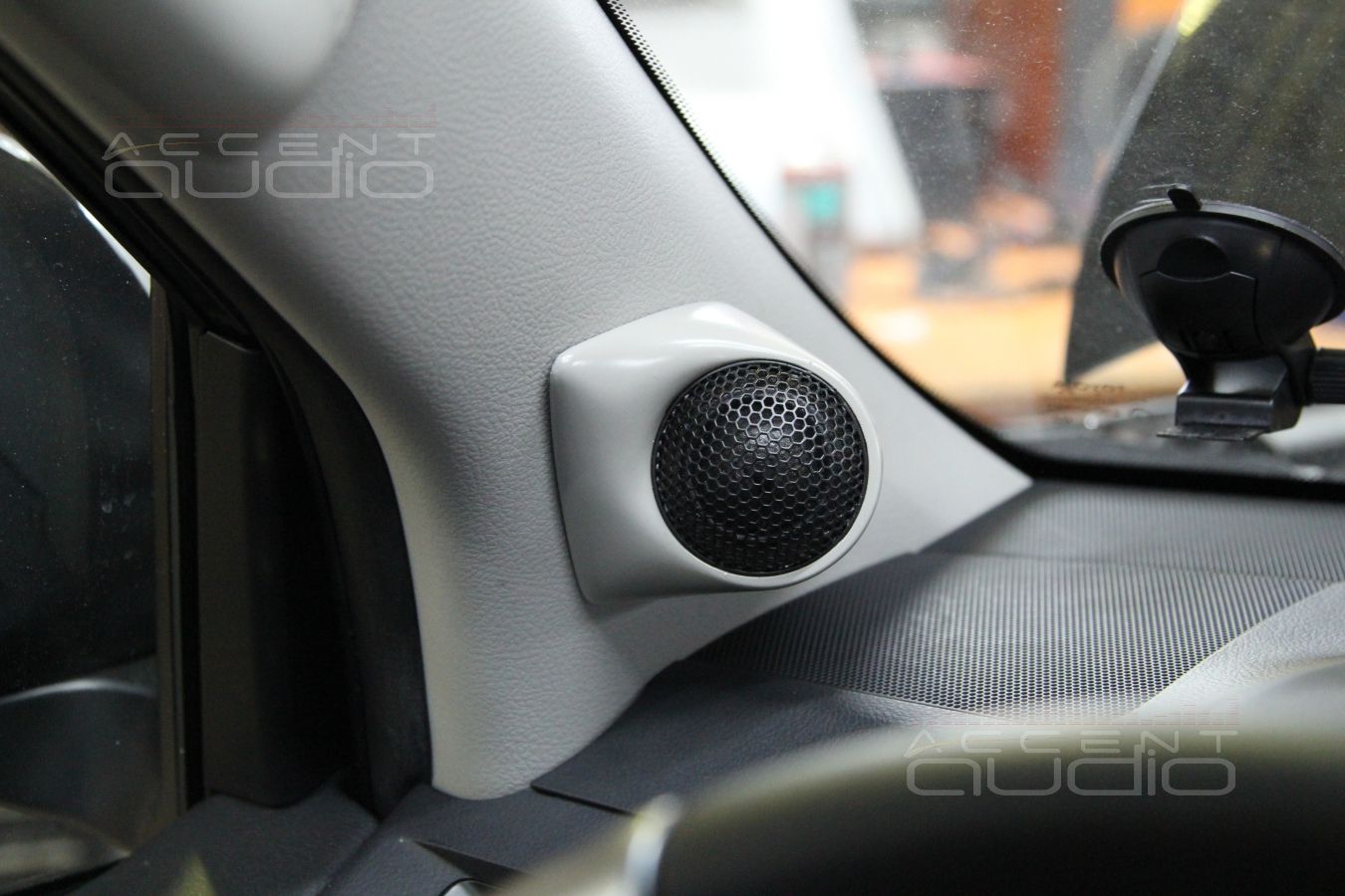 Подиумы под твитеры в Toyota Land Cruiser Prado