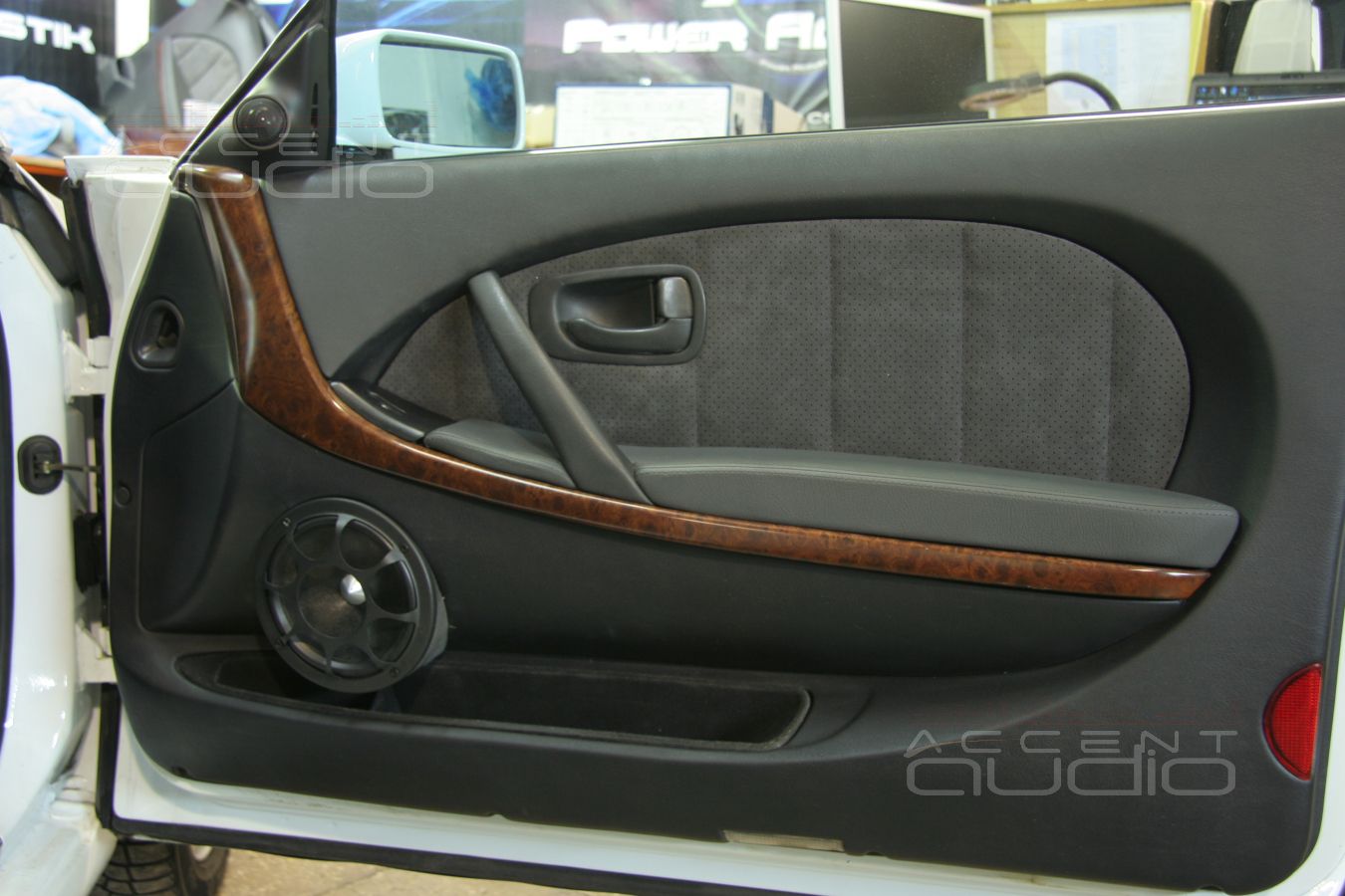 Изготовление подиумов под мидбасы и твитеры в Lancia Kappa Coupe