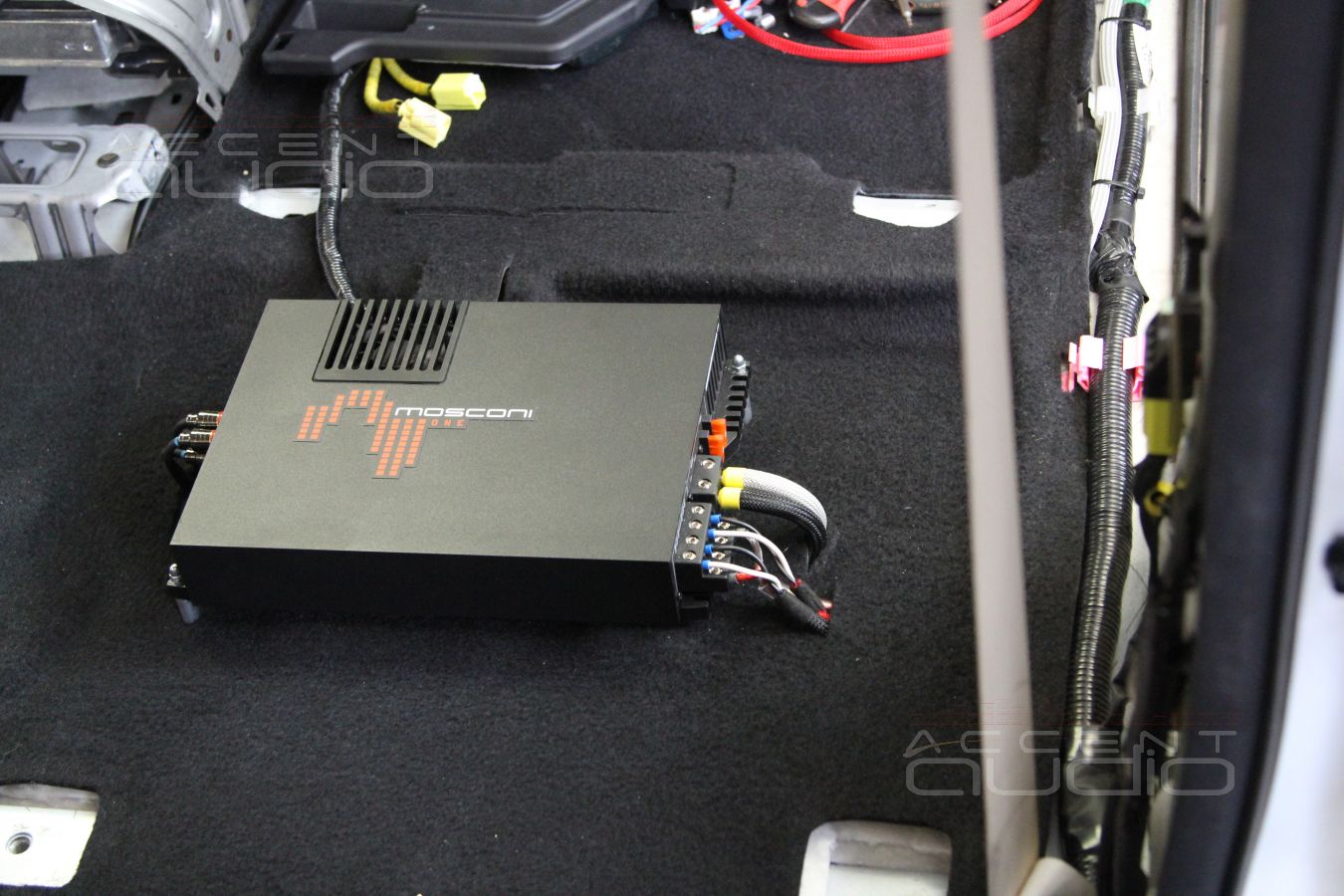 Установка усилителя Mosconi ONE 130.4 для Toyota Highlander