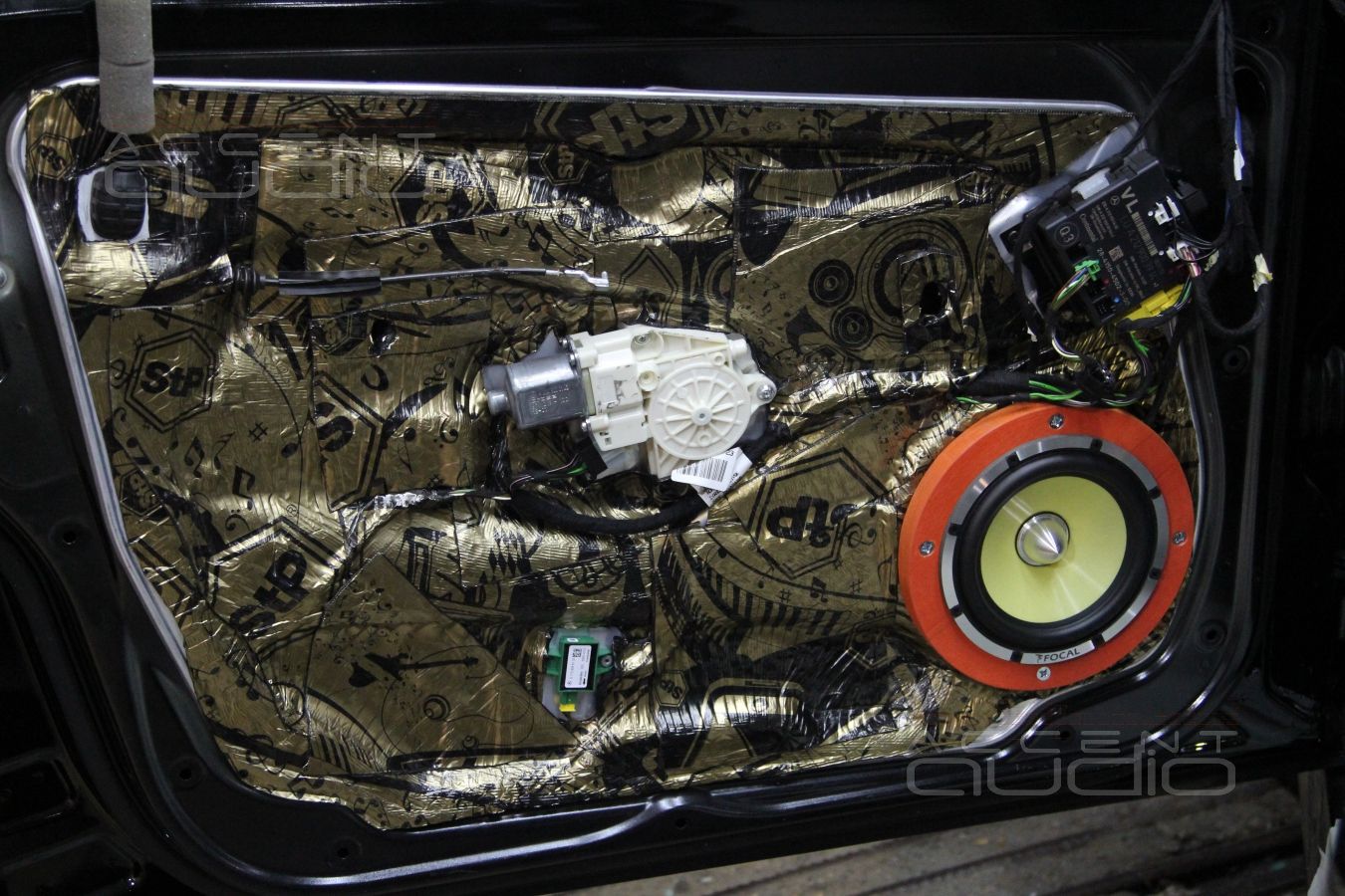 Замена акустики и виброизоляция дверей в Mercedes GLK 2014