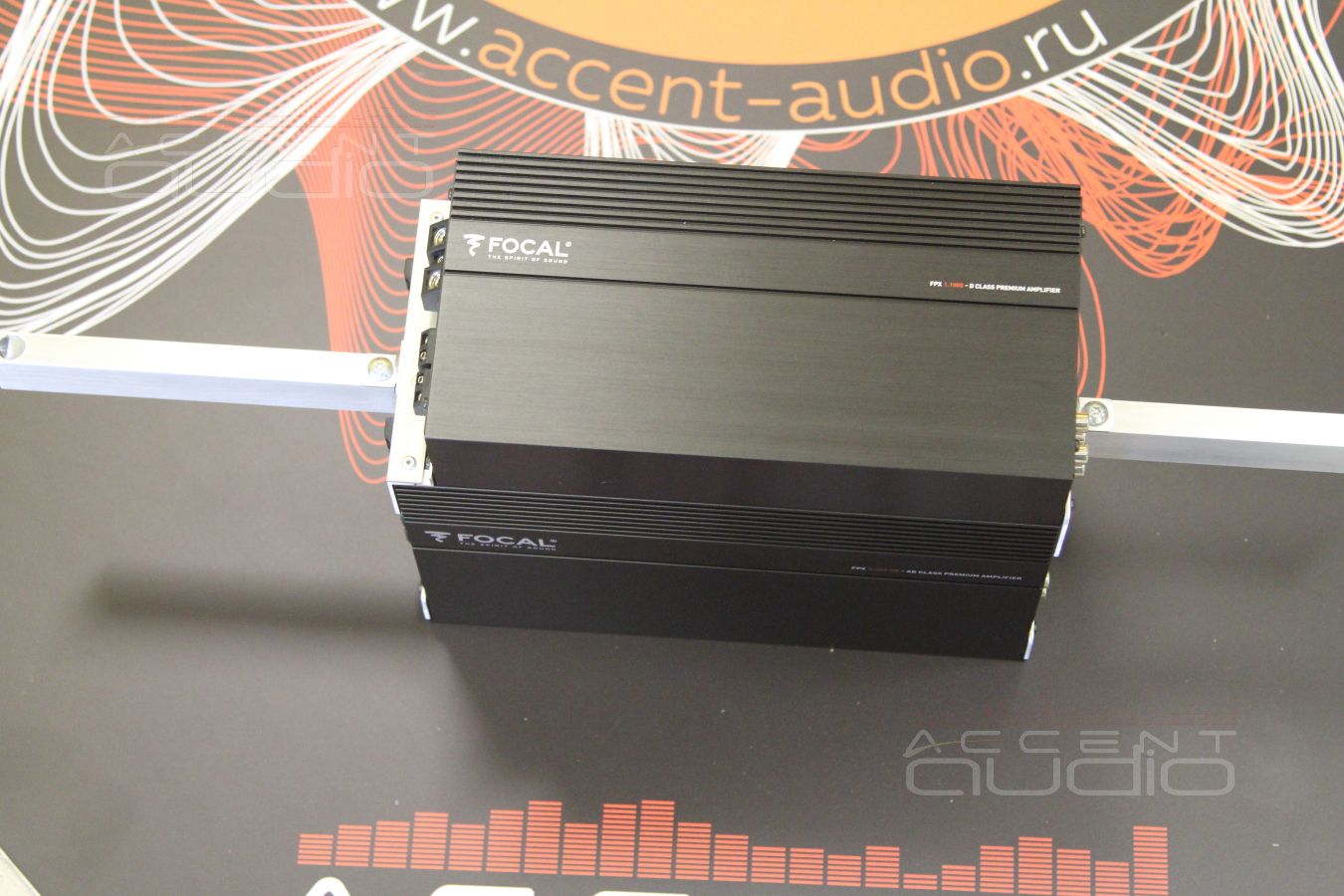 Оригинальная скрытая установка трех усилителей в Porsche Macan