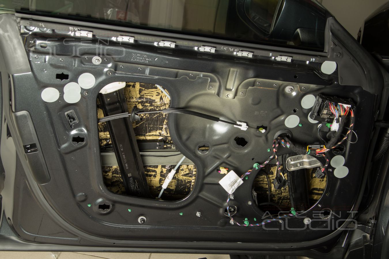 Аудиоподготовка дверей и монтаж мидбасовых динамиков Brax ML6P в Porsche Taycan