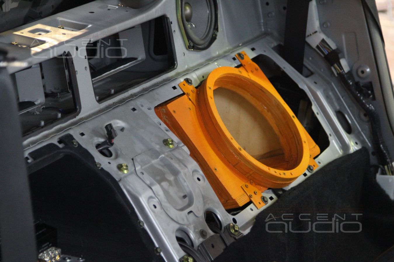 Сабвуфер стелс в Nissan 350Z