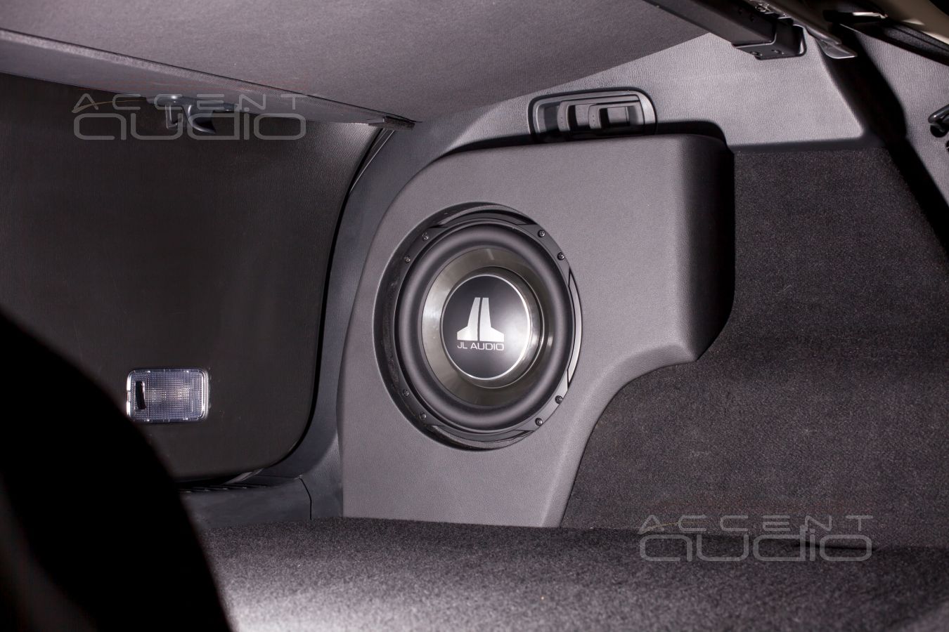 Сабвуфер-стелс с головкой JLAudio 10TW3-D4 для Mazda CX5