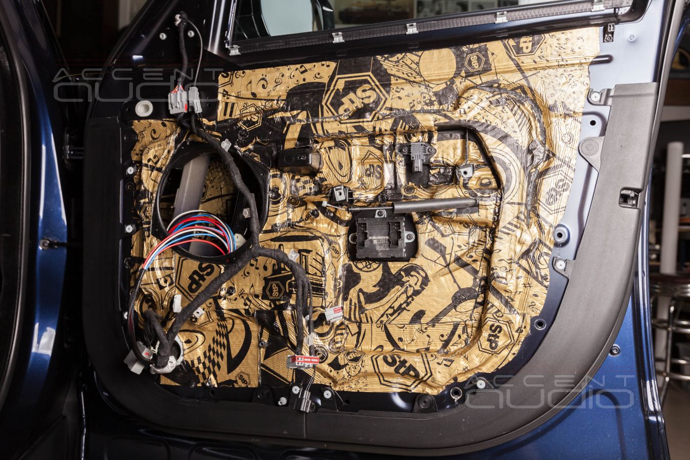 Установка мидбасовых динамиков BRAX Matrix ML6P в RangeRover Vogue и аудиоподготовка дверей