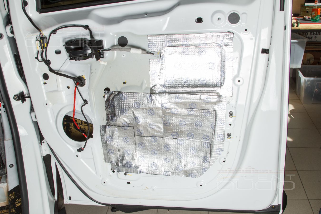 Аудиоподготовка, новые, быстрые и плотные мидбасы SOAudio в дверях Opel Zafira Life