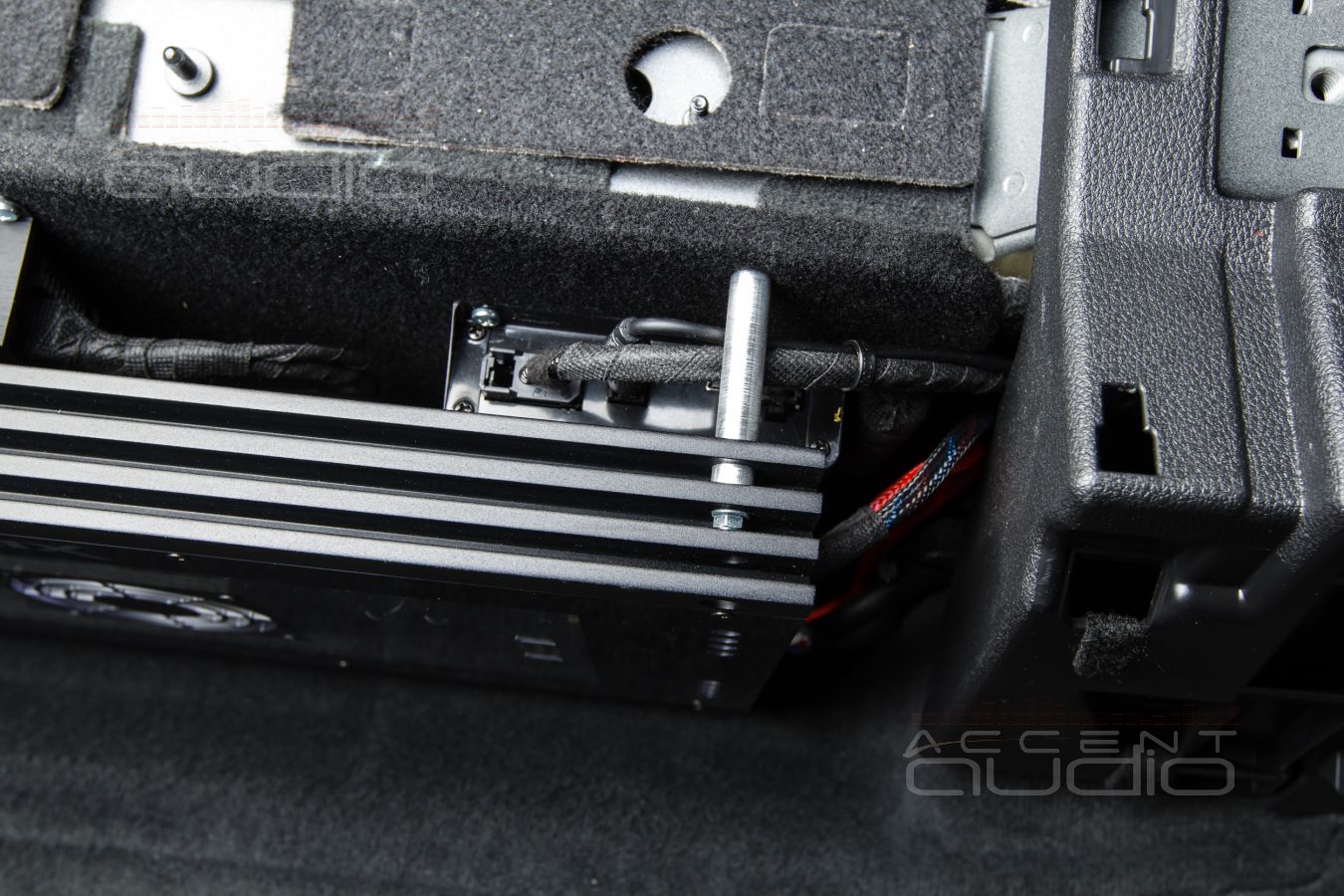 Установка усилителей и аудиопроцессора в Audi Q8