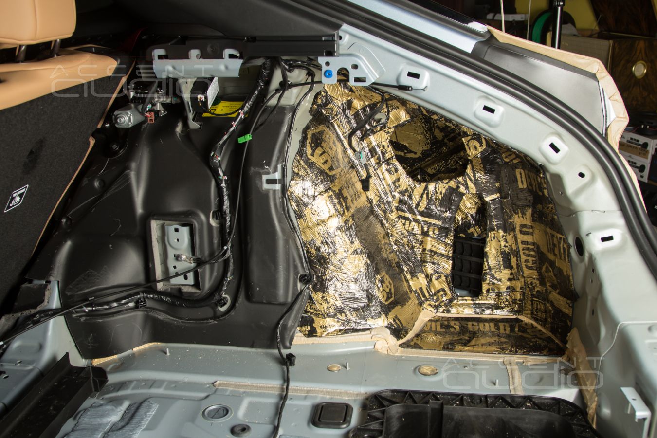 Сабвуфер Eton в Zeekr 001 и его правильный ящик !