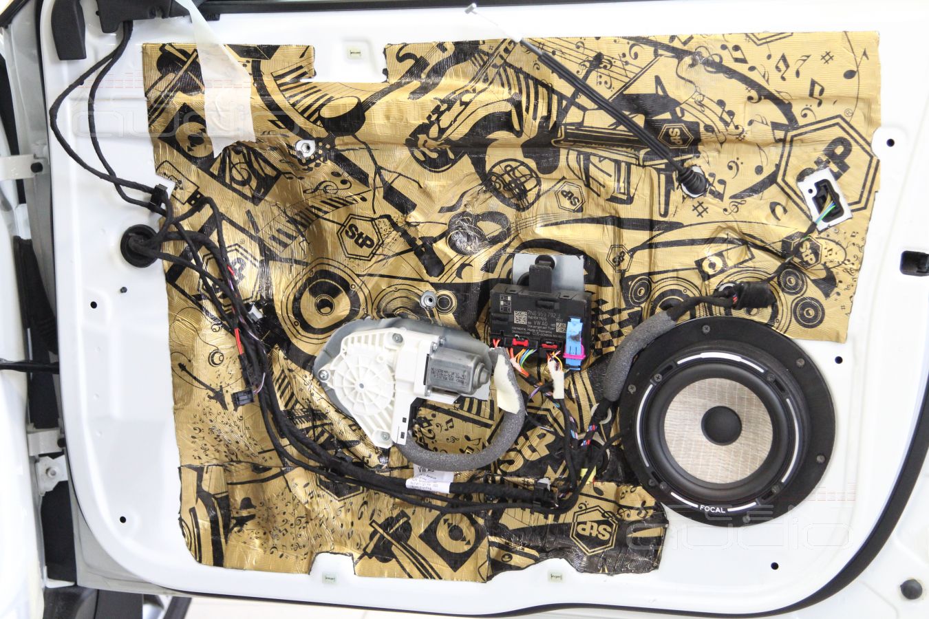 Установка мидбасов Focal