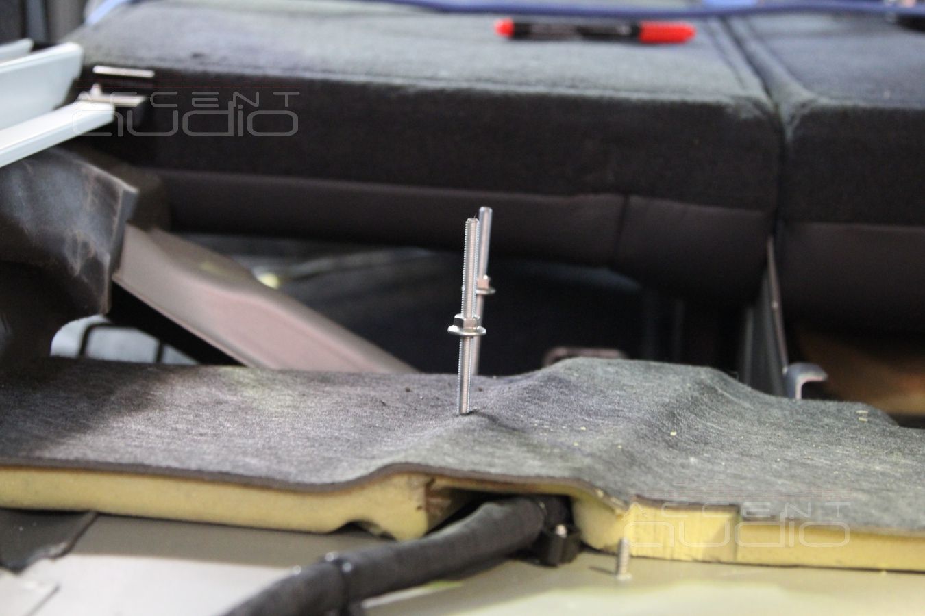 Установка усилителя и аудиопроцессора в Volvo XC70