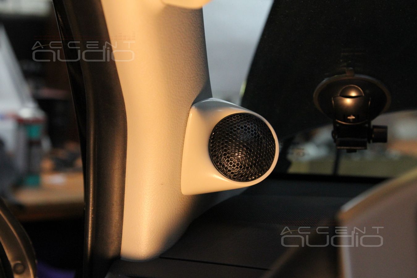 Подиумы под твитеры в Toyota Land Cruiser Prado