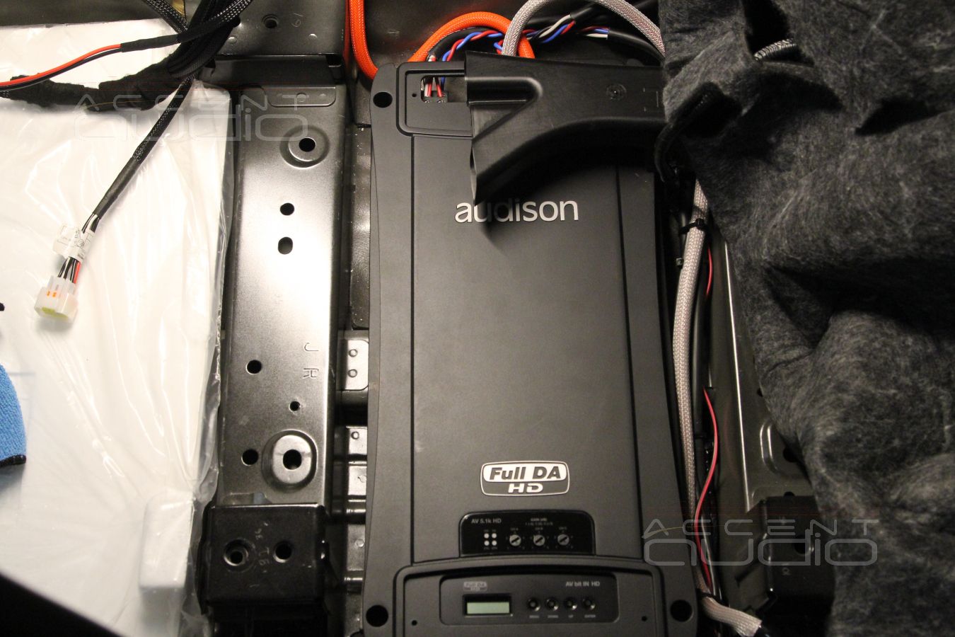 Установка Audison AV 5.1k HD