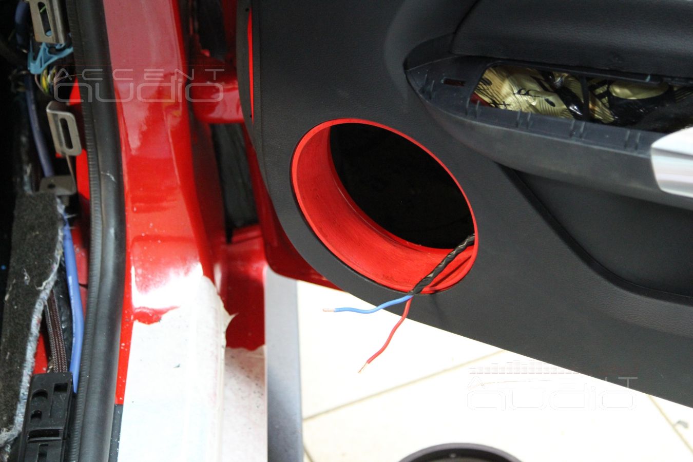 Процесс установки новой акустической системы Ford Mustang