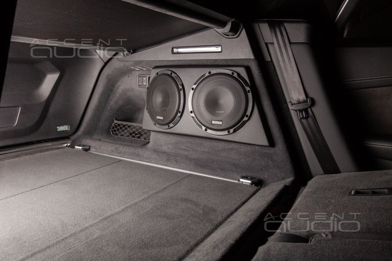 Сдвоенный сабвуфер-стелс для Audi Q8 – оригинальное и лучшее решение