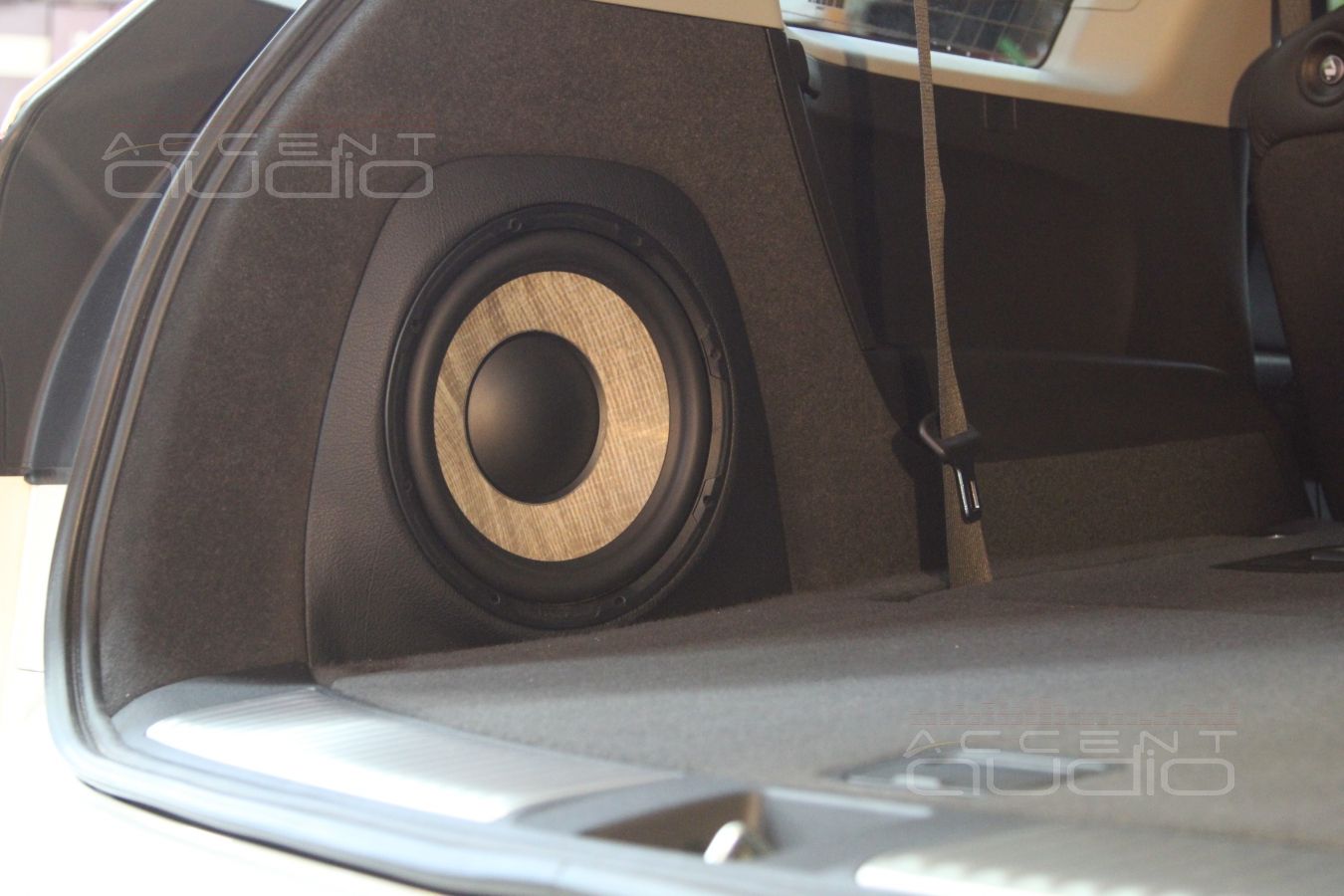 Сабвуфер Focal, встроенный в крыло Acura MDX