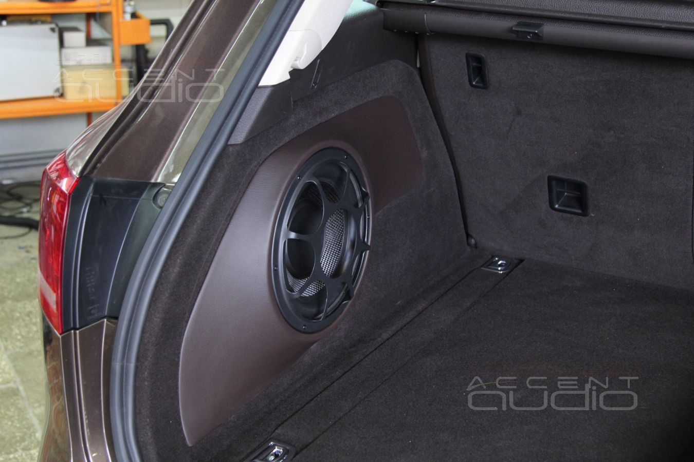 Сабвуфер стелс в Volkswagen Touareg 2014