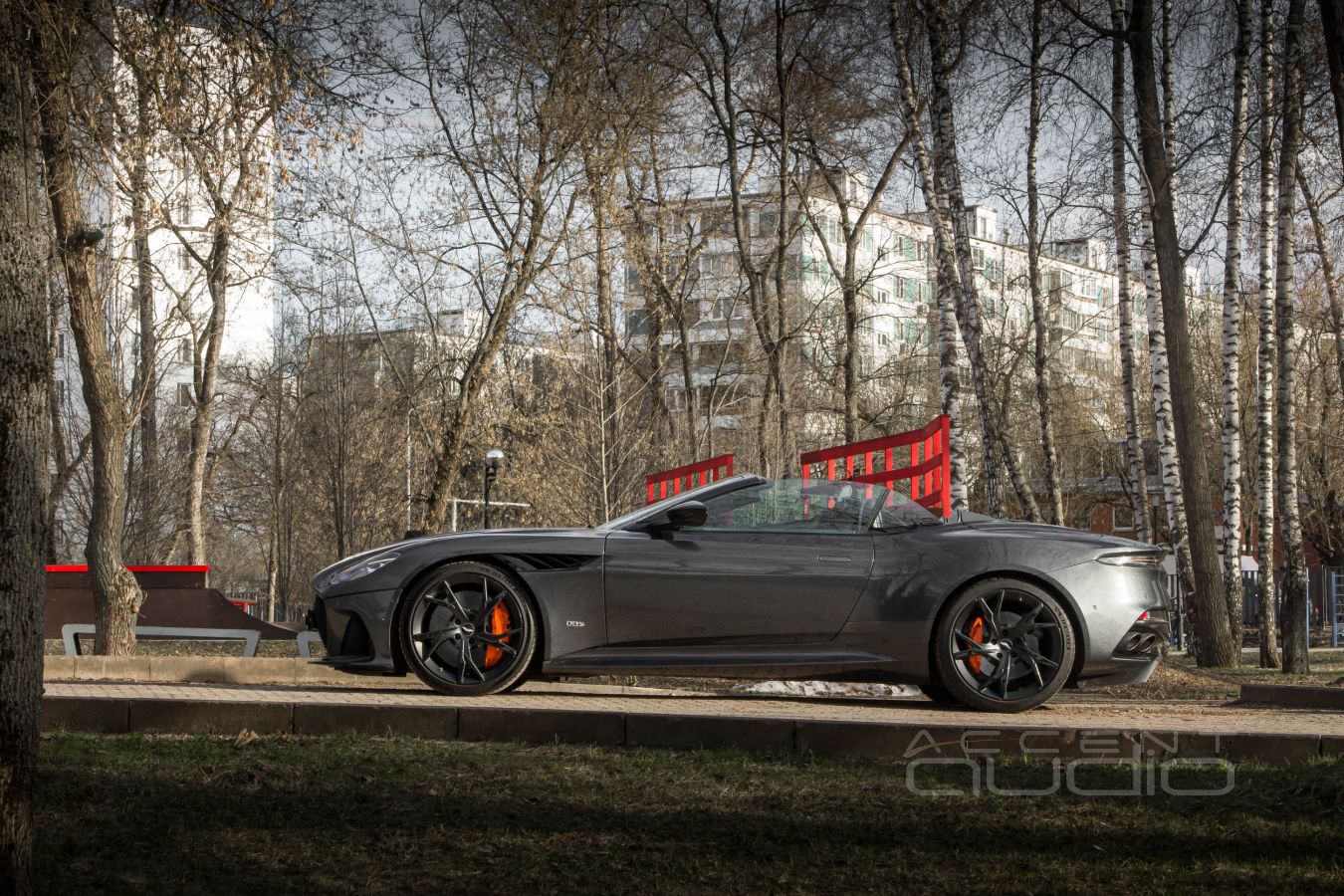 Зачем Bang&Olufsen, почему это так хрипит и как оно устроено в Aston Martin DBS Superleggera