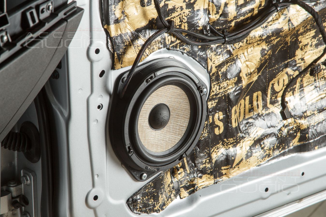 Комплект из двух подиумов для установки 165 мм мидбасовых излучателей в Geely Atlas 20XX-20XX.