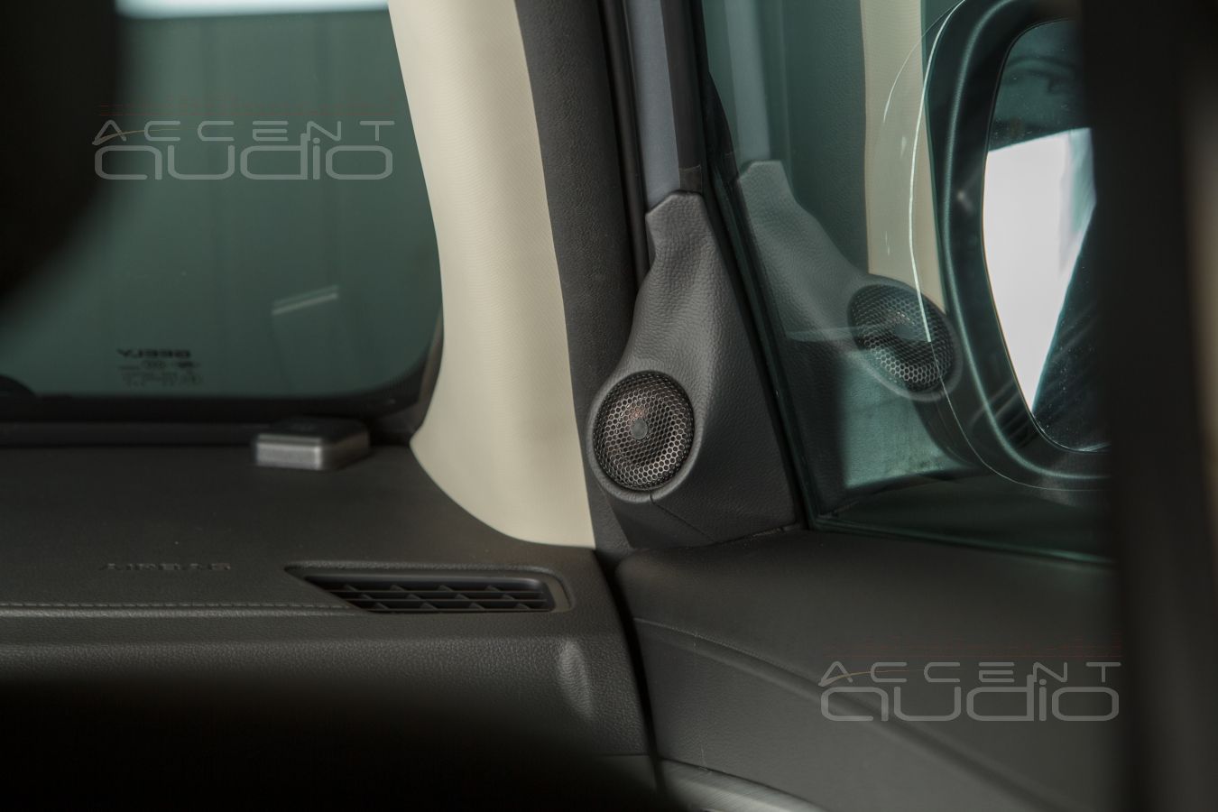 Комплект из двух подиумов для установки высокочастотных излучателей в Geely Atlas 20XX-20XX.