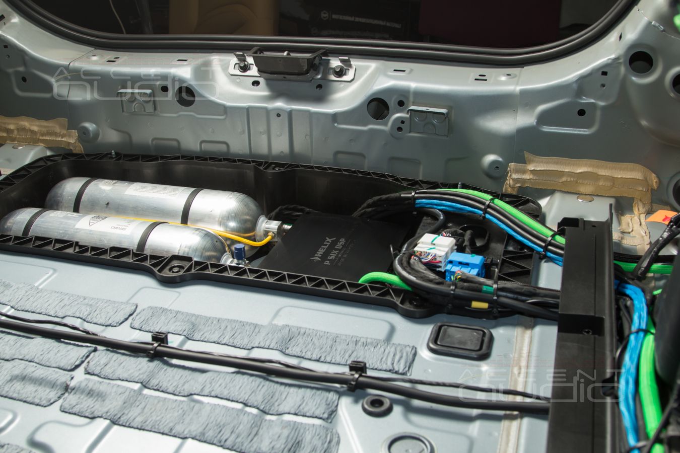 Сложная, полностью скрытая установка усилителей Helix в Zeekr 001