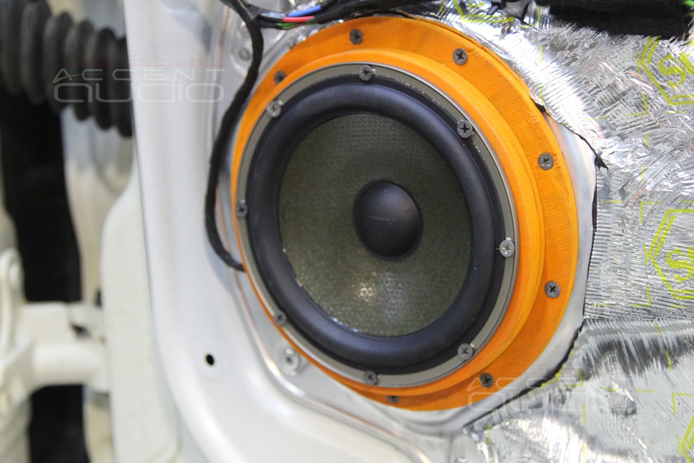 Установка мидбасов Eton и твитеров ScanSpeak в Mercedes GLK