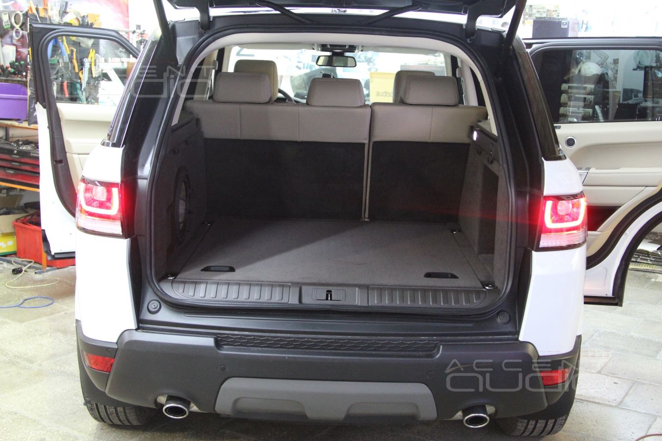 Сабвуфер Focal, встроенный в крыло Range Rover Sport