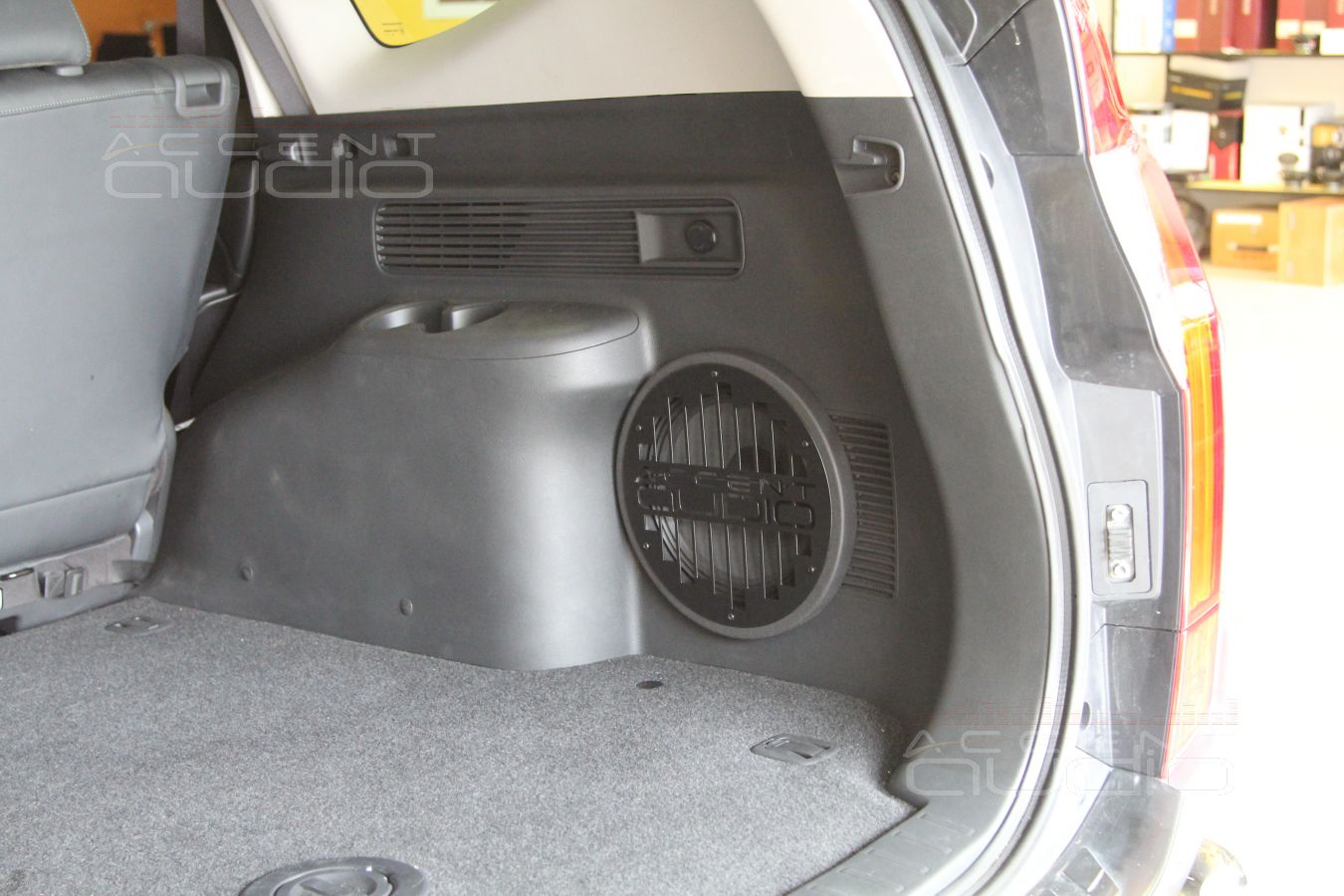 Встроенный сабвуфер-стелс Audison Voce AV10 в Pagero Sport