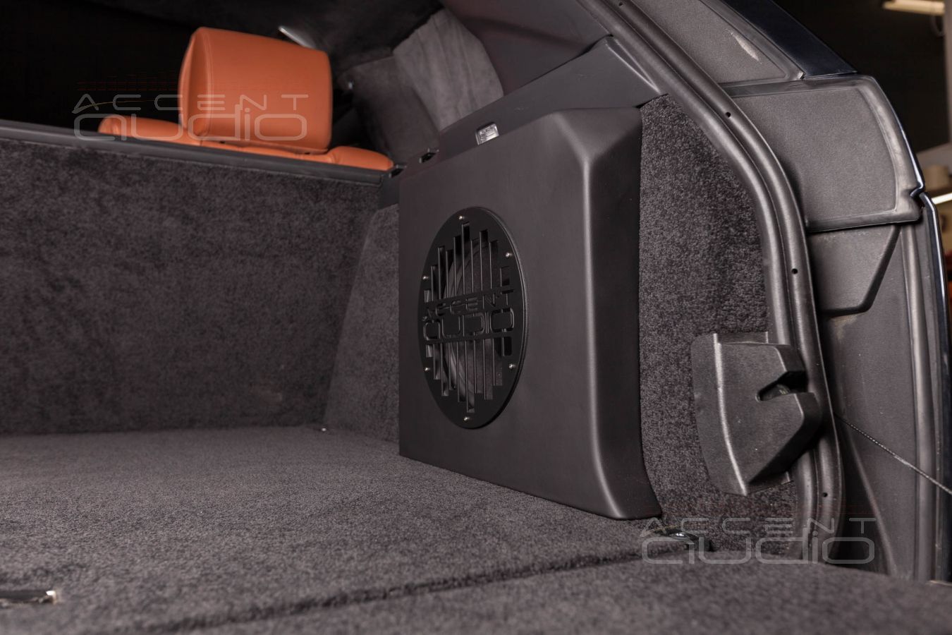 Сабвуфер-стелс c динамиком Dego 10 специально для Range Rover Vogue