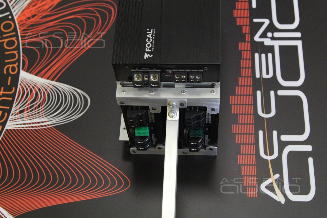 Оригинальная скрытая установка трех усилителей в Porsche Macan