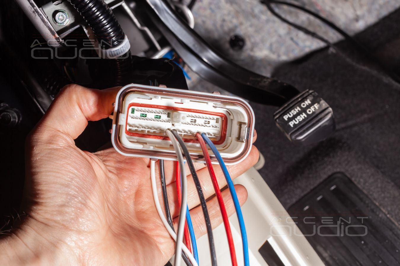 Установка акустики: аудиоподготовка дверей и установка мидбасов Brax в  Infiniti QX80