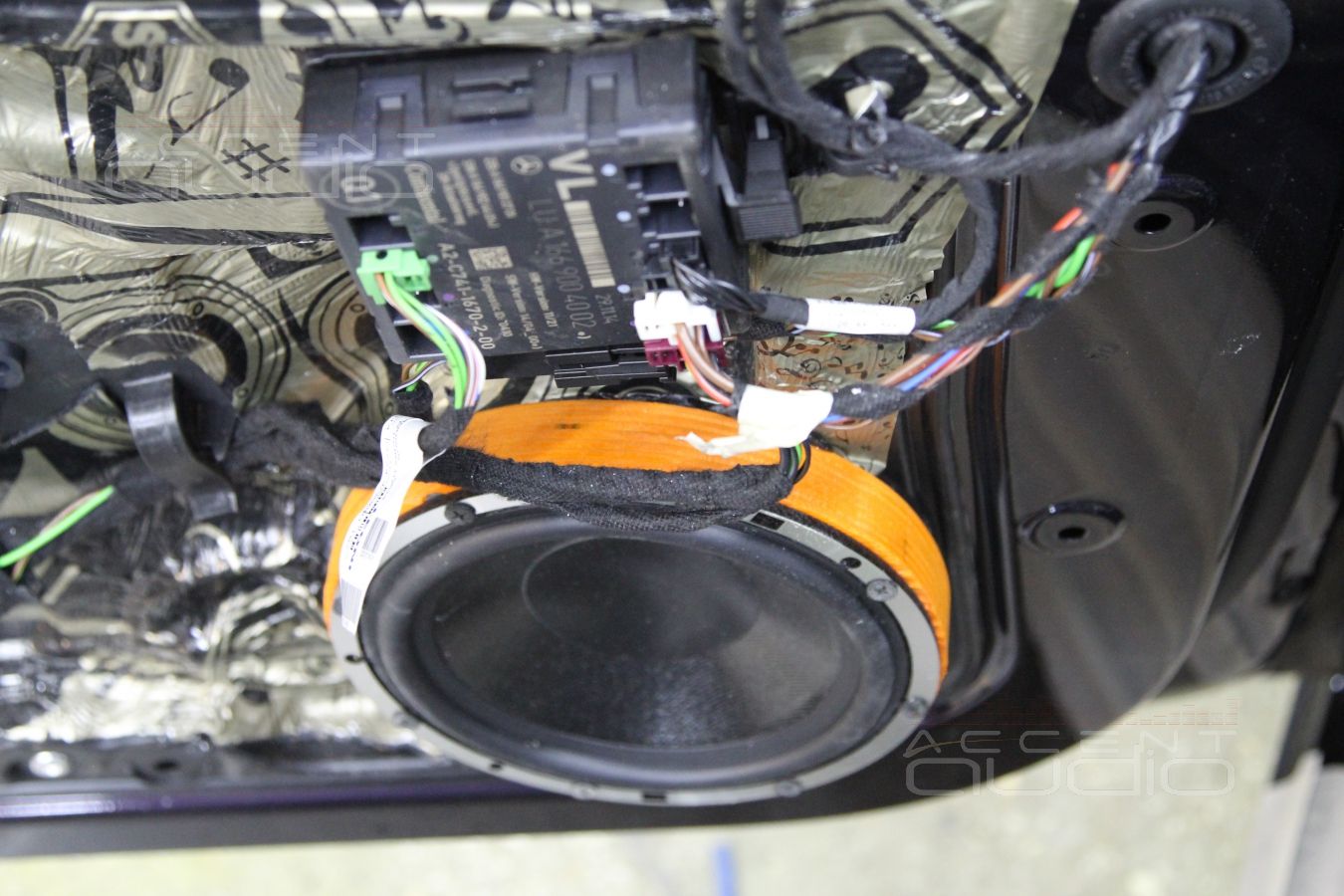 Установка акустики E.O.S в Mercedes CLA