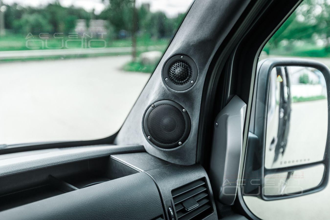 Подиумы под СЧ-ВЧ звено: правильное размещение новой акустики в Mercedes-Benz Sprinter CS-Reisemobil